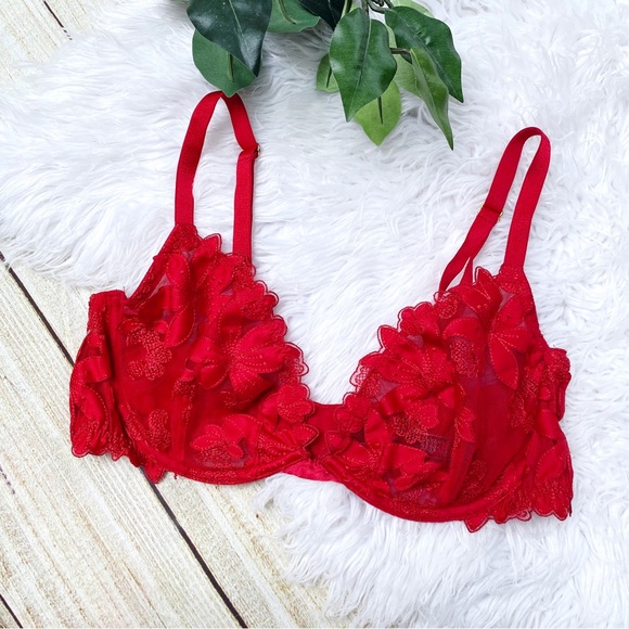 Victoria’s Secret Red Floral Appliqué Lace Bra - Picture 1 of 7